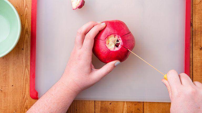 how to cut a pomegranate